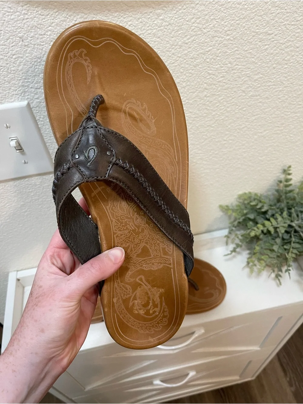 OluKai Mea Ola Leather Flip-Flop Sandals